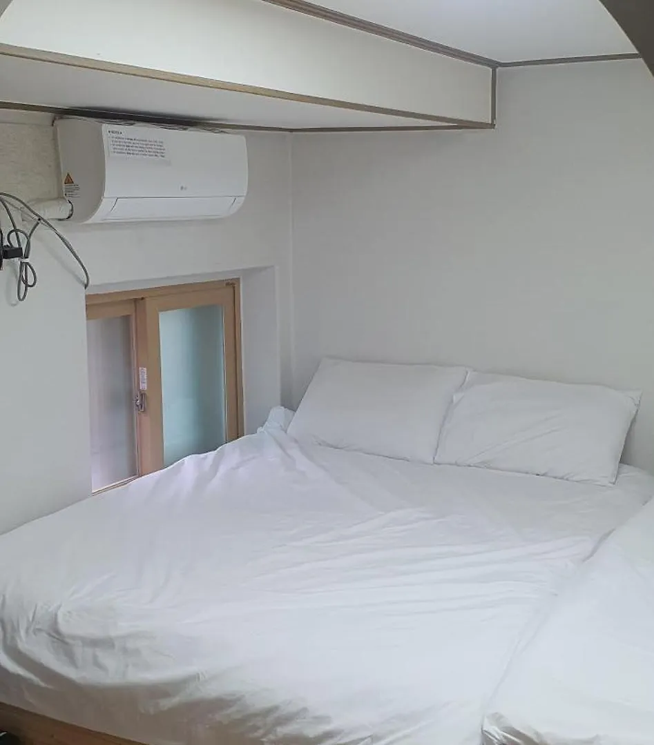Stayin Myeongdong Guesthouse - Foreigners Only Сеул Гостевой дом